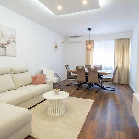 Apartman Valentina - Self Check In And Check Out Otočac Esterno foto