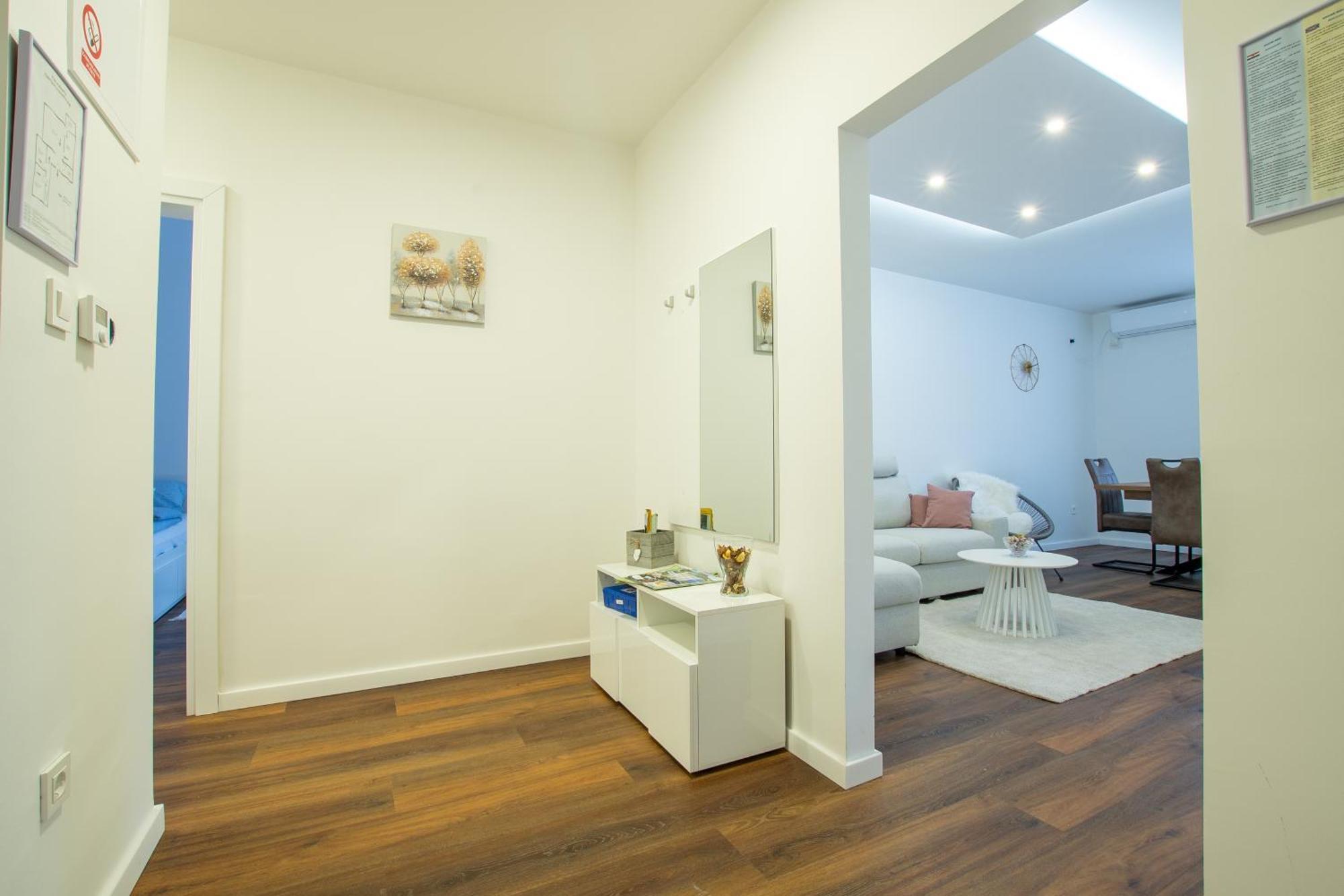 Apartman Valentina - Self Check In And Check Out Otočac Esterno foto