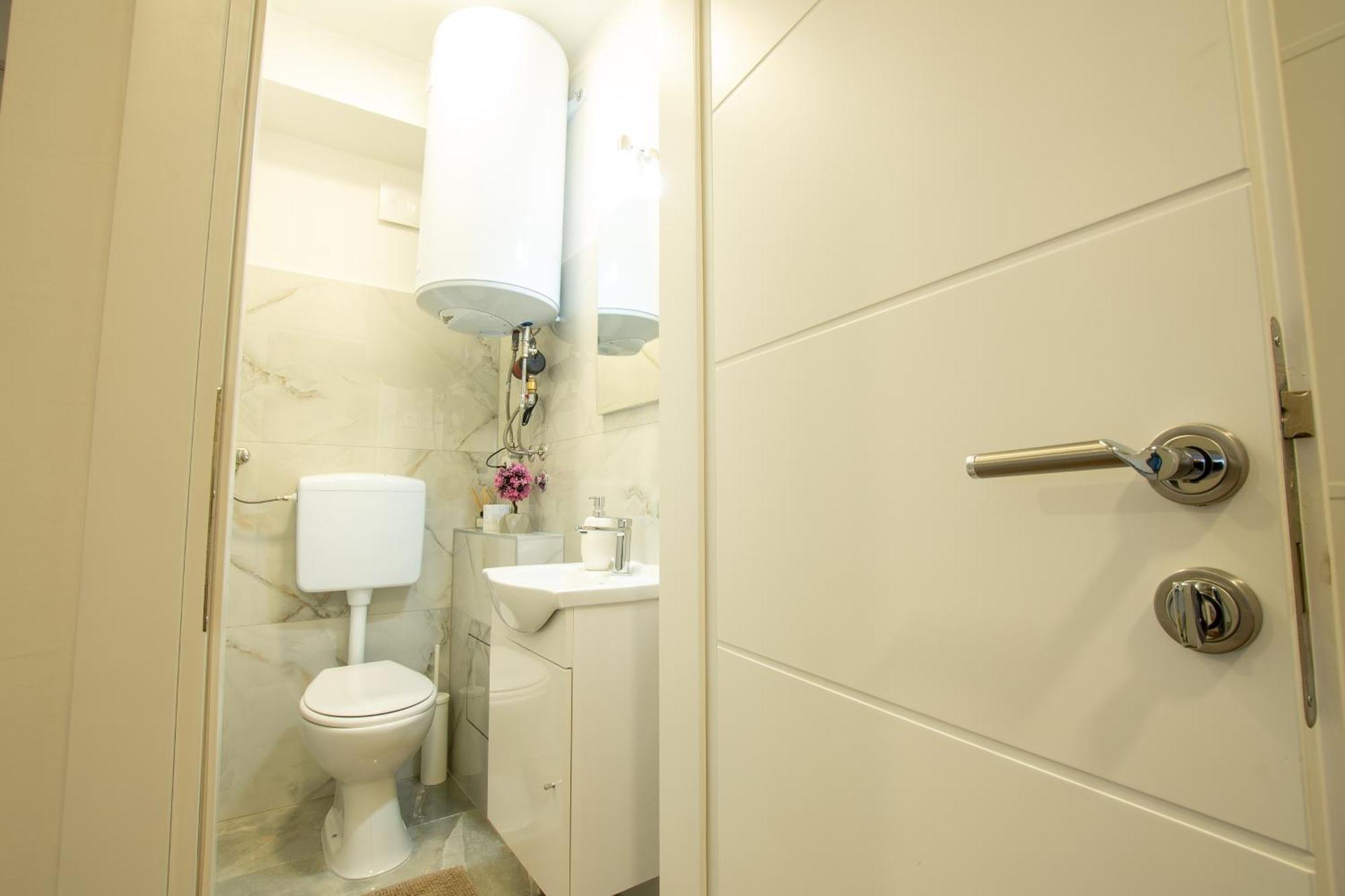Apartman Valentina - Self Check In And Check Out Otočac Esterno foto
